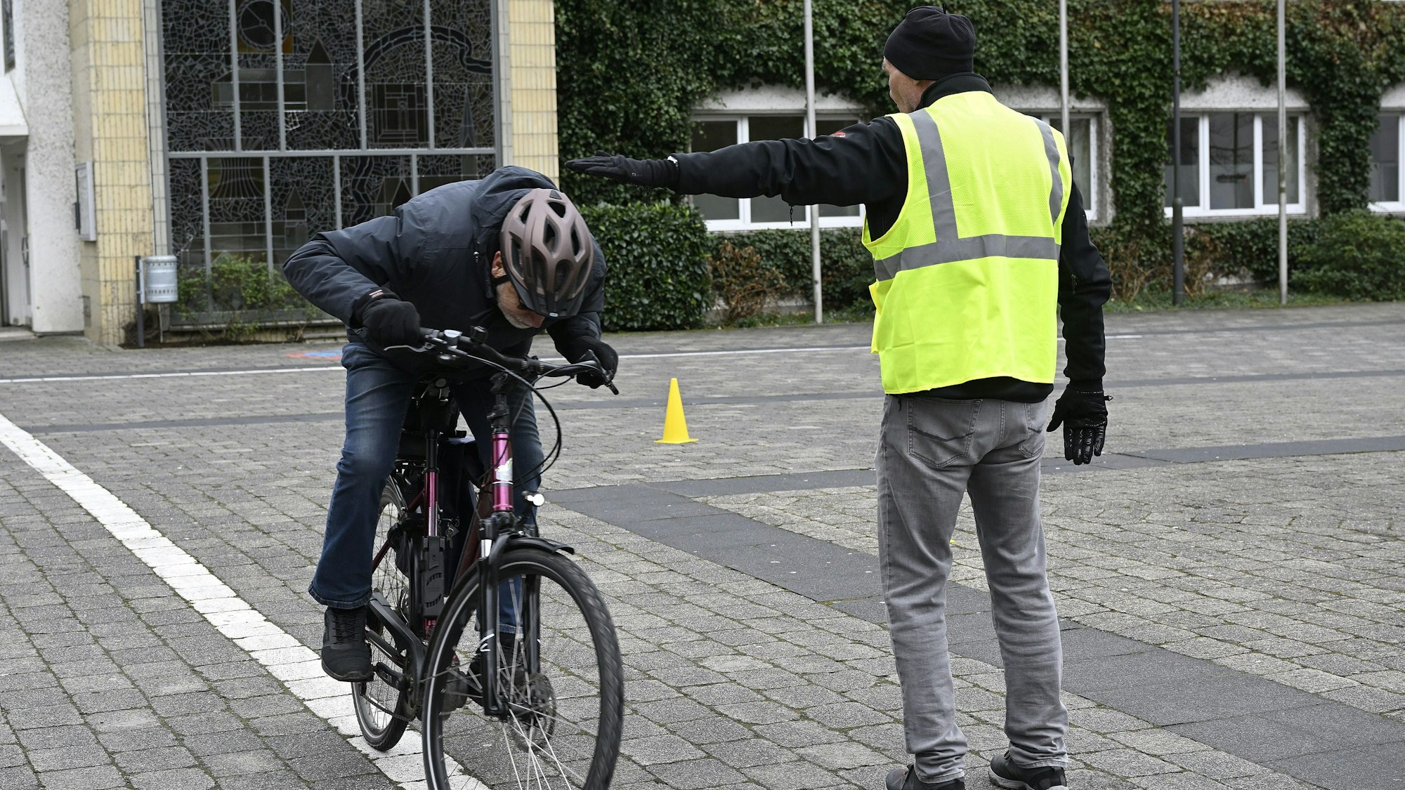 Fahrsicherheitstrainings wie hier im vergangenen Jahr in Kürten helfen Fahrerinnen und Fahrern auch, die Geschwindigkeit besser einzuschätzen und so Unfälle zu vermeiden.