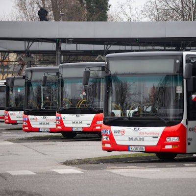 Sieben Busse stehen am Freitag auf dem Betreibshof Nord der Kölner Verkehrsbetriebe in Köln-Niehl.