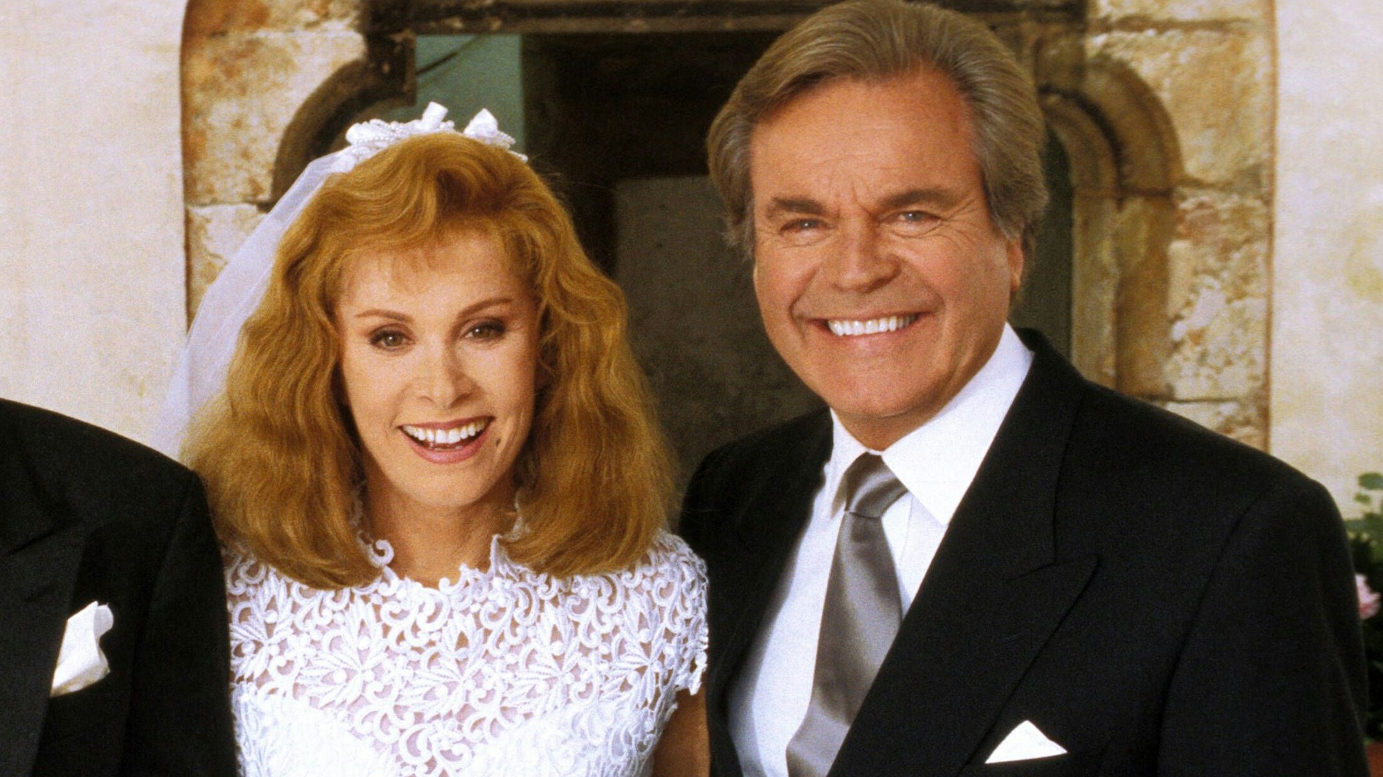 Stefanie Powers und Robert Wagner in Hochzeitsgarderobe.