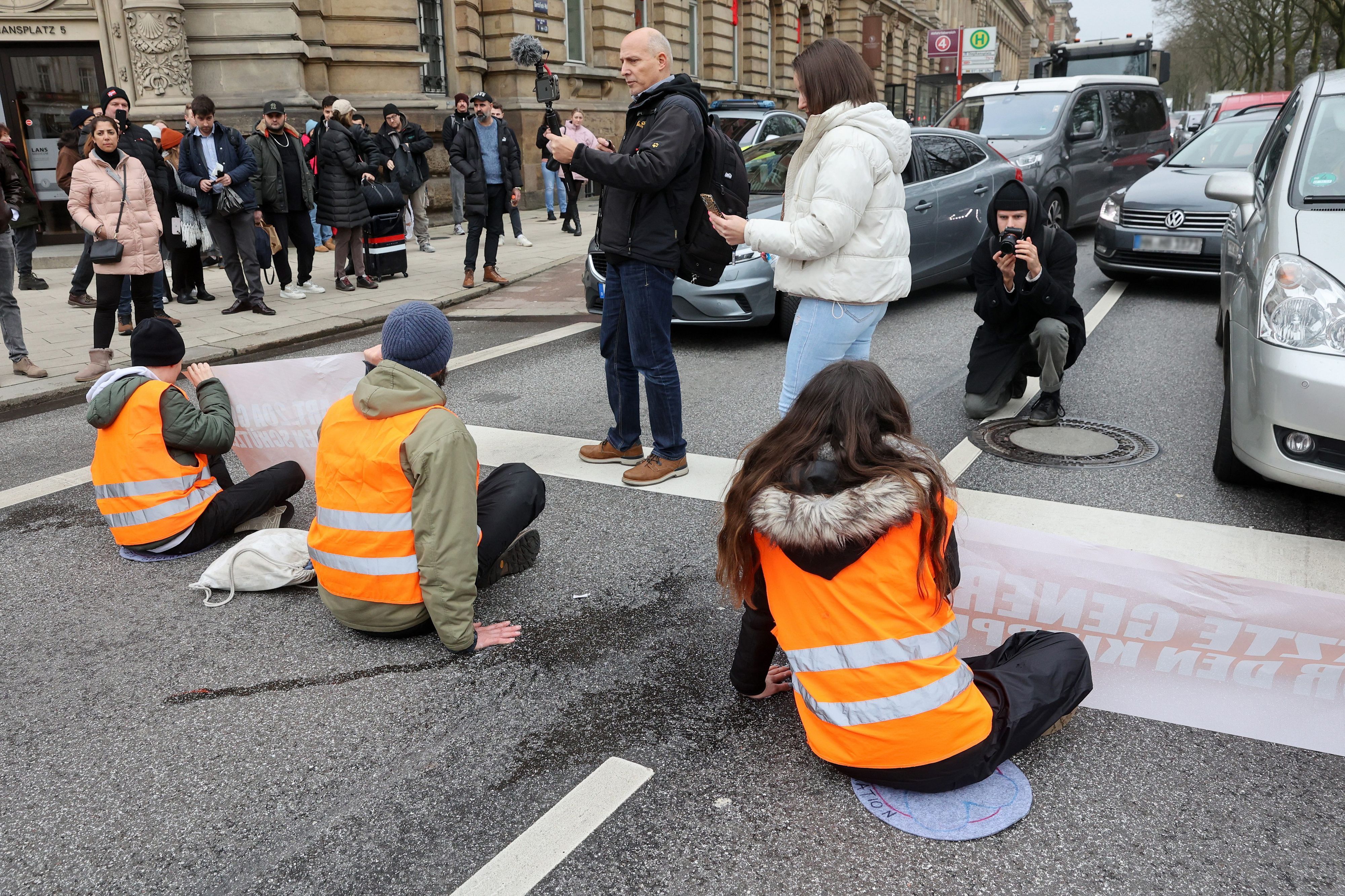 Aktivisten der Umweltgruppe «Letzte Generation» haben sich einer Straße festgeklebt.