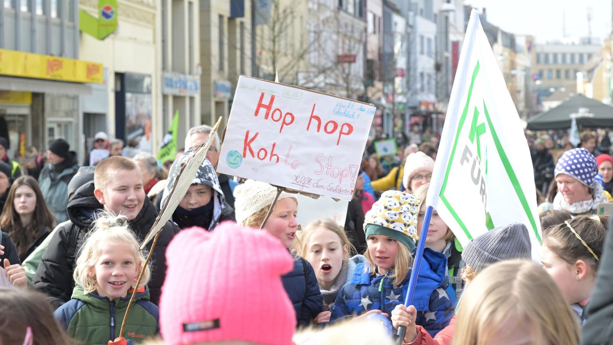 Kinder demonstrieren mit Schildern in Bergisch Gladbach