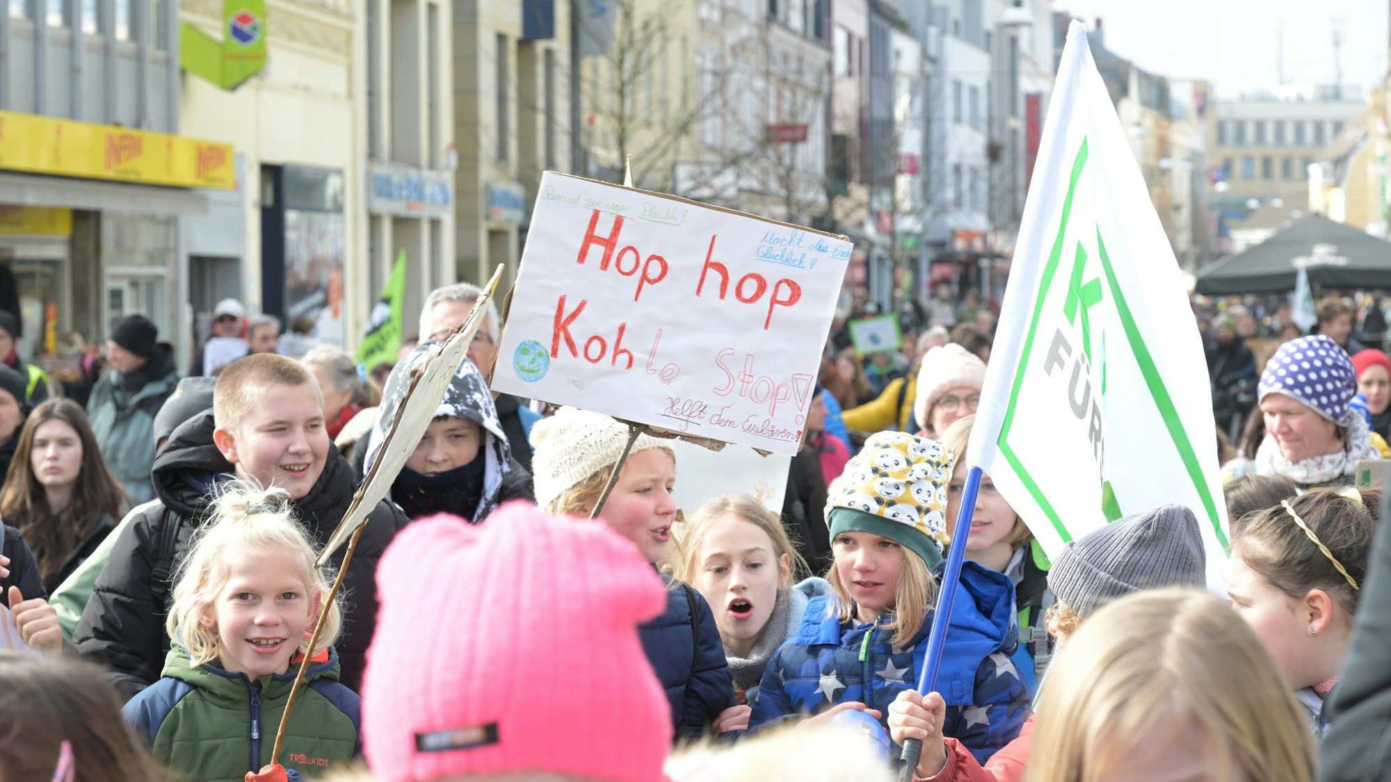 Kinder demonstrieren mit Schildern in Bergisch Gladbach