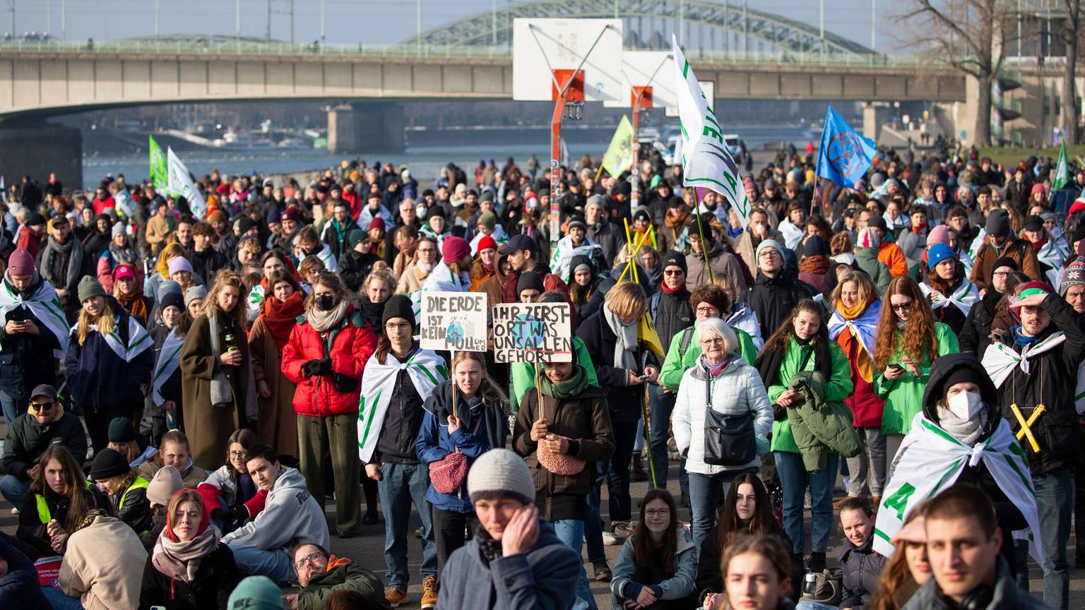 Auf der Deutzer Werft kamen die Demonstrationszüge von Fridays for Future und der Gewerkschaft Verdi zur Abschlusskundgebung zusammen.