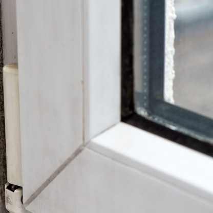 Schimmelflecken am Rand eines Fensters.