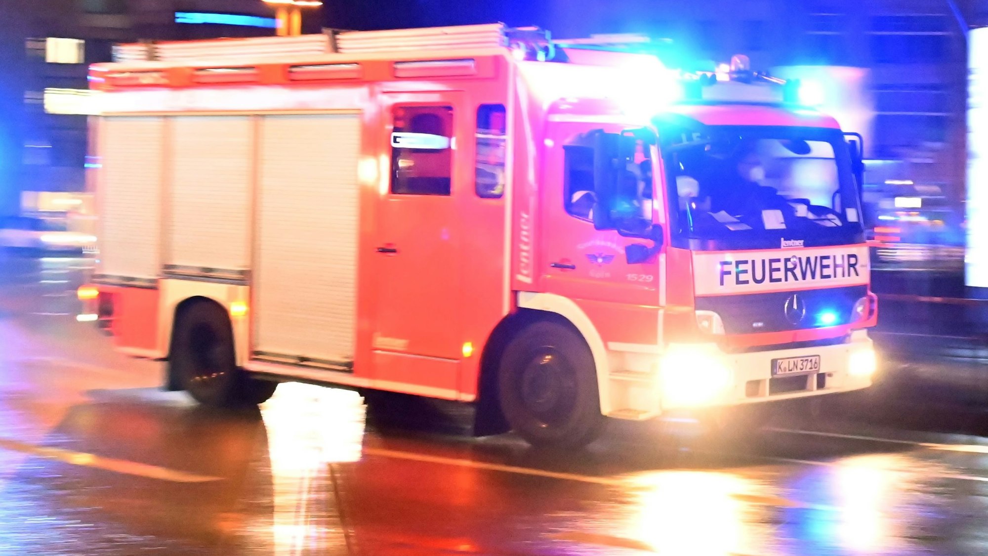Feuerwehr im Einsatz in Köln-Mülheim (Archivbild).