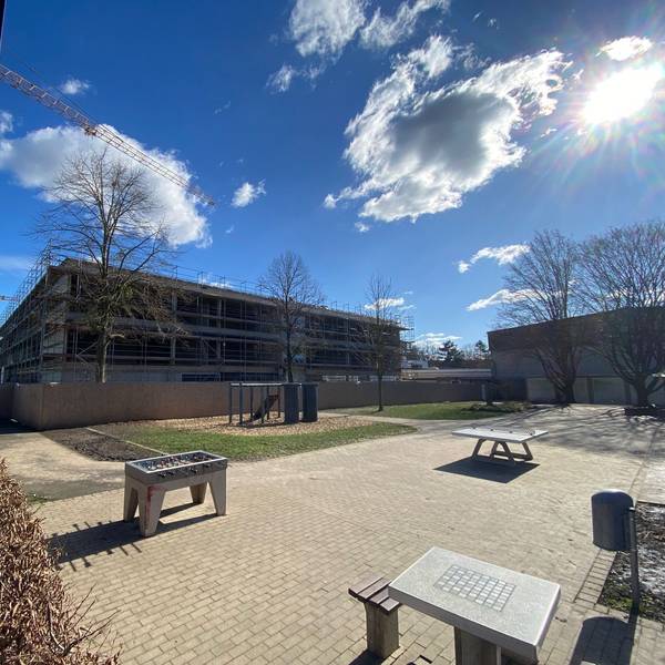 Das Foto zeigt den Neubau der Erich-Kästner-Realschule. Sie würde aufgelöst werden, wenn sich in Brühl der Bedarf für eine zweite Gesamtschule bestätigt.