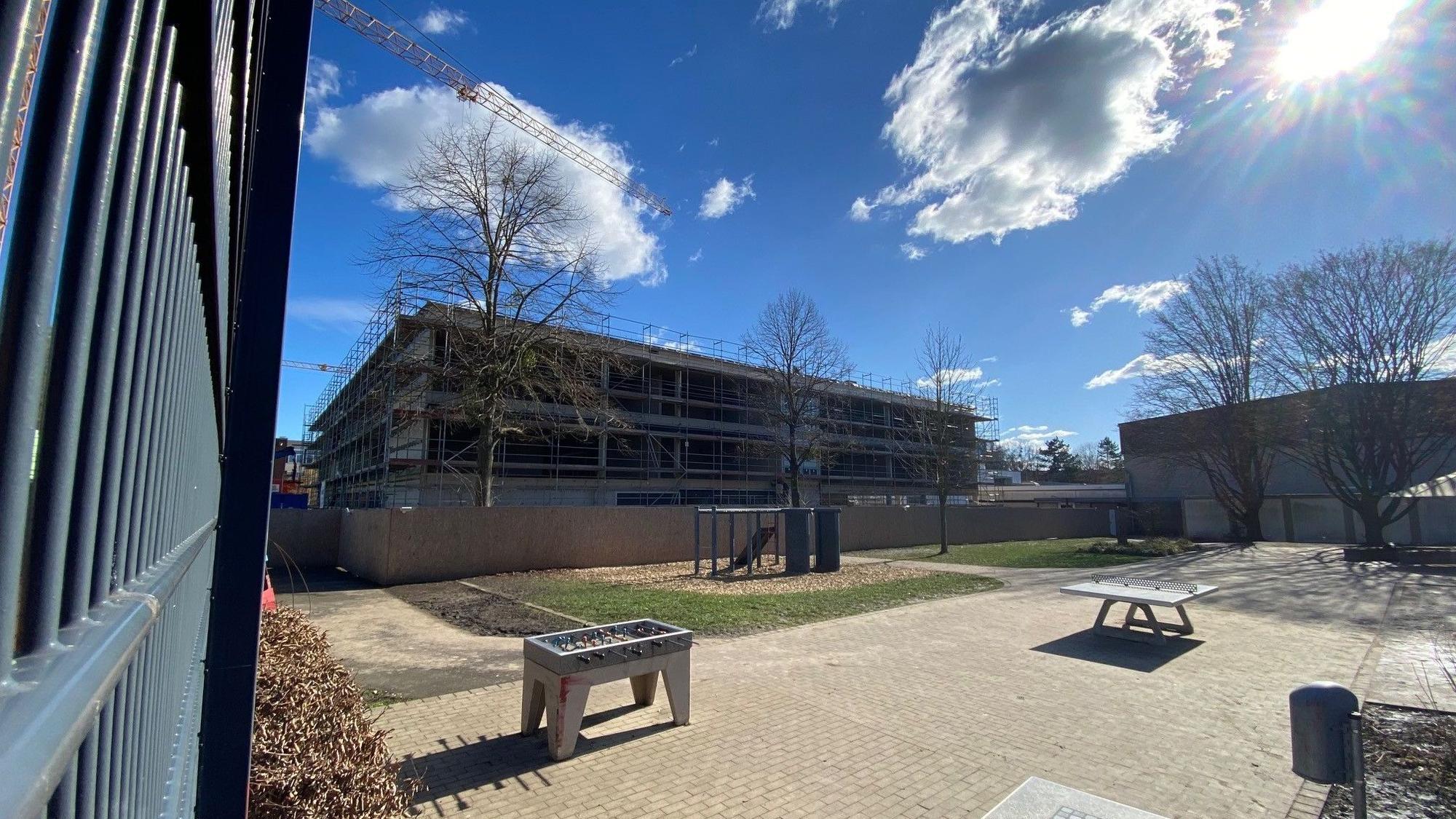 Das Foto zeigt den Neubau der Erich-Kästner-Realschule. Sie würde aufgelöst werden, wenn sich in Brühl der Bedarf für eine zweite Gesamtschule bestätigt.