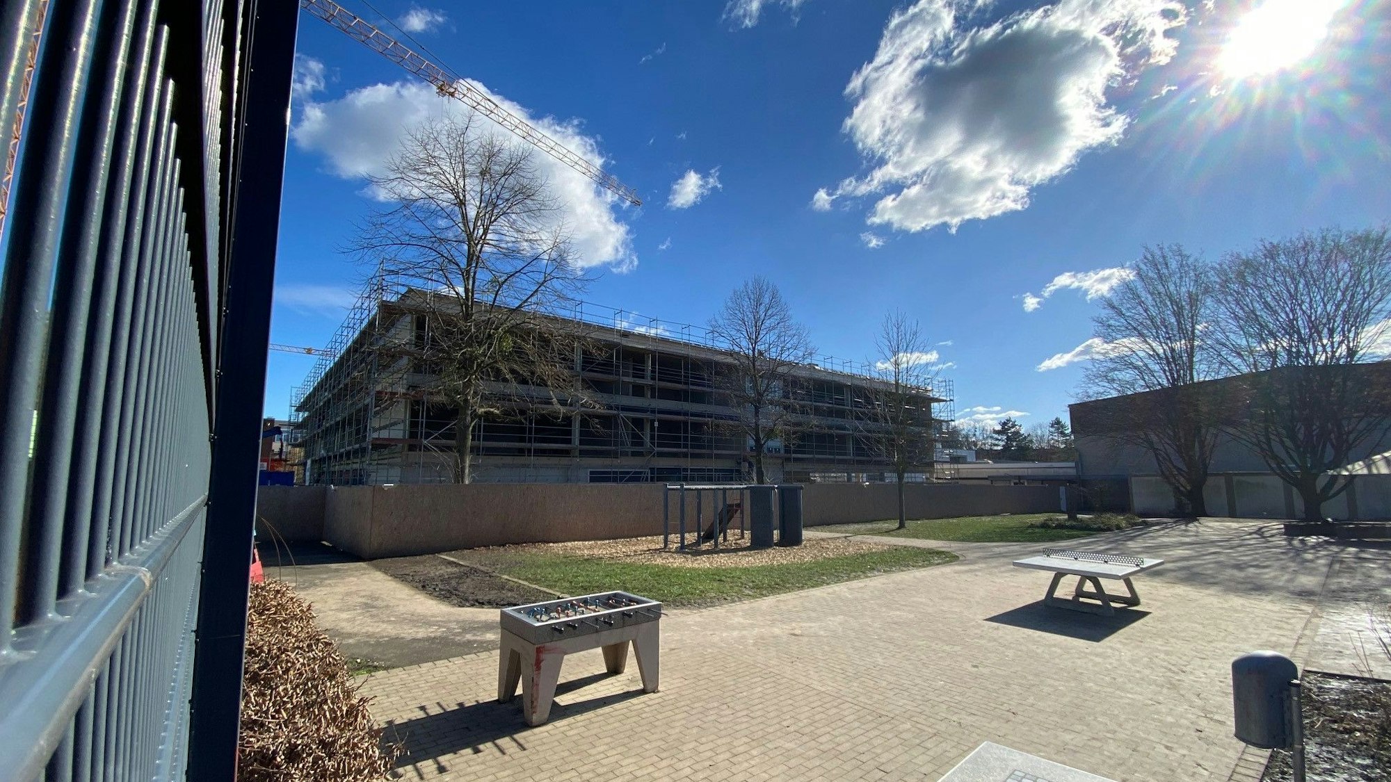 Das Foto zeigt den Neubau der Erich-Kästner-Realschule. Sie würde aufgelöst werden, wenn sich in Brühl der Bedarf für eine zweite Gesamtschule bestätigt.