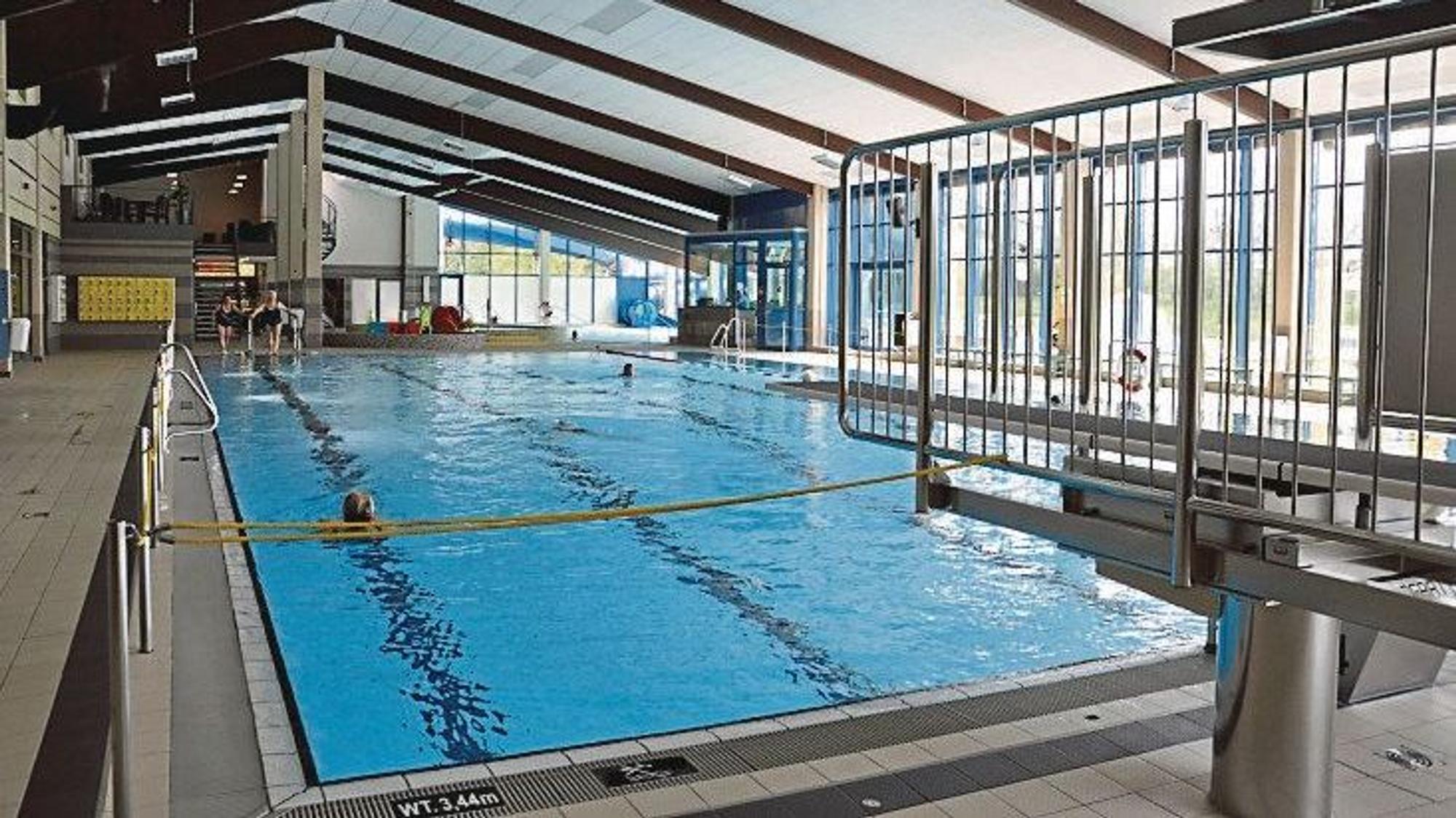 Das Foto zeigt das große Becken in der Erftlagune in Kerpen.