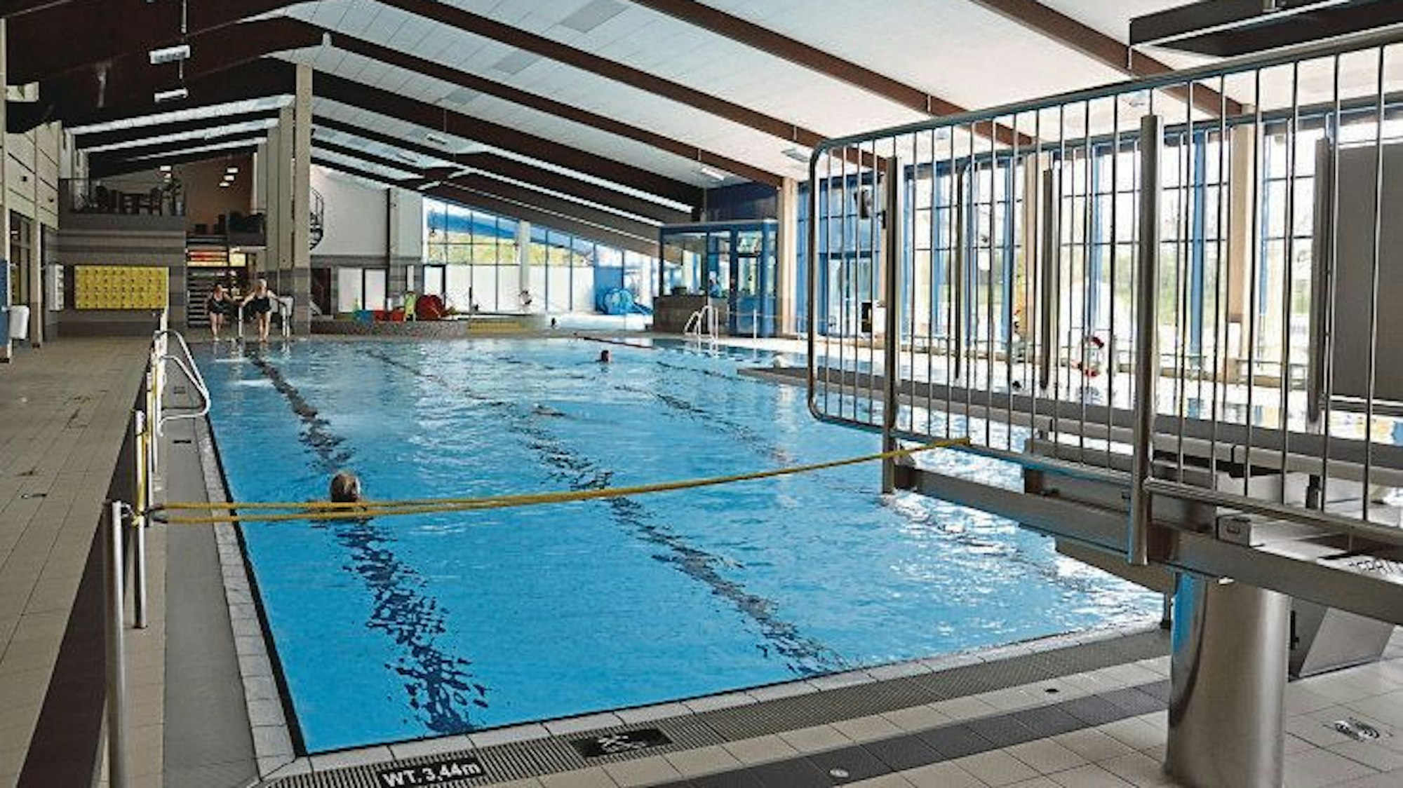 Das Foto zeigt das große Becken in der Erftlagune in Kerpen.