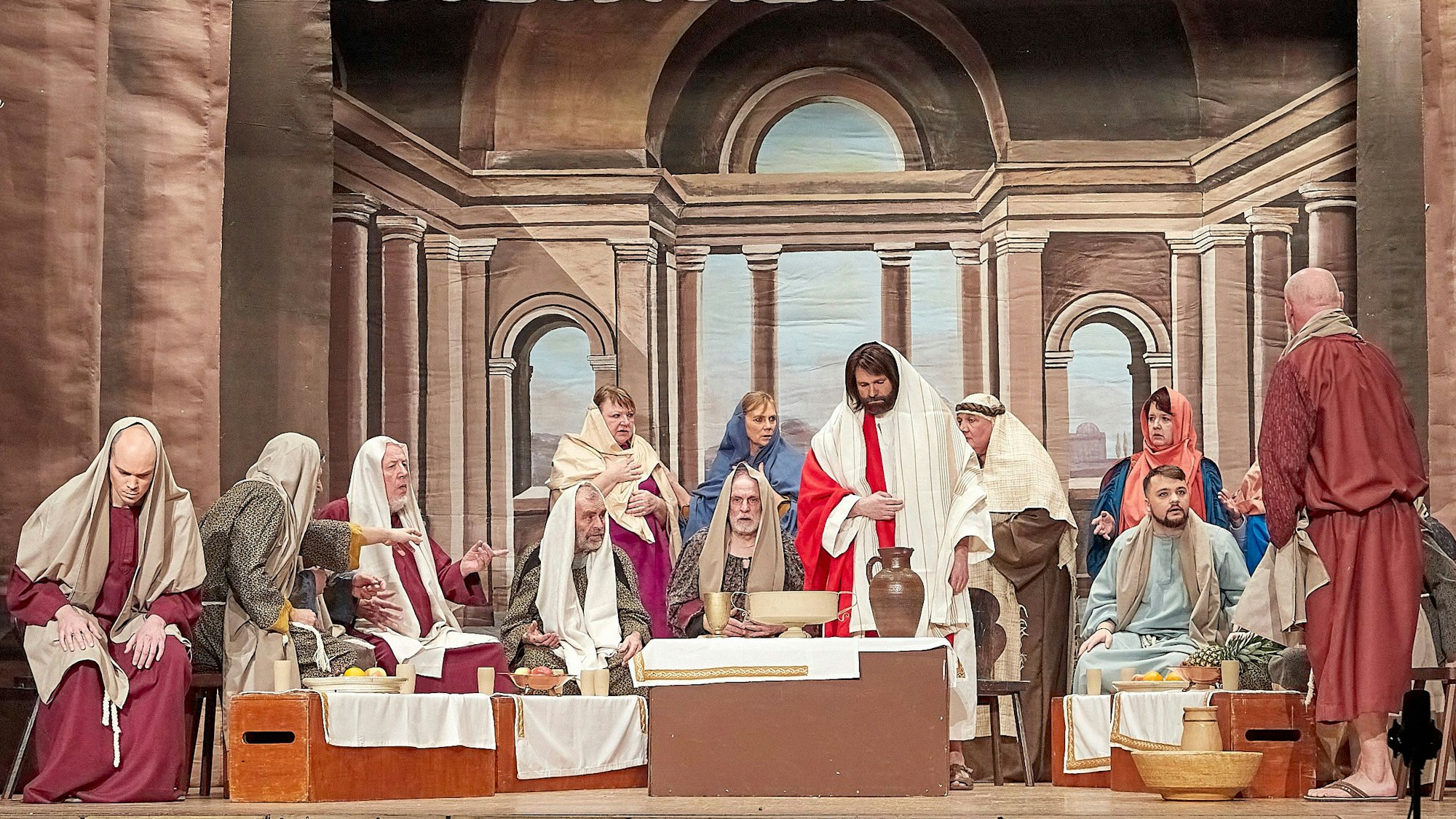 Bei den Passionsspielen wird die biblische Abendmahl-Szene gezeigt.
