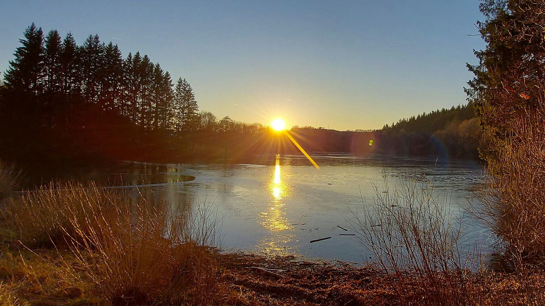 Vorstau des Kronenburger Sees bei Sonnenuntergang.