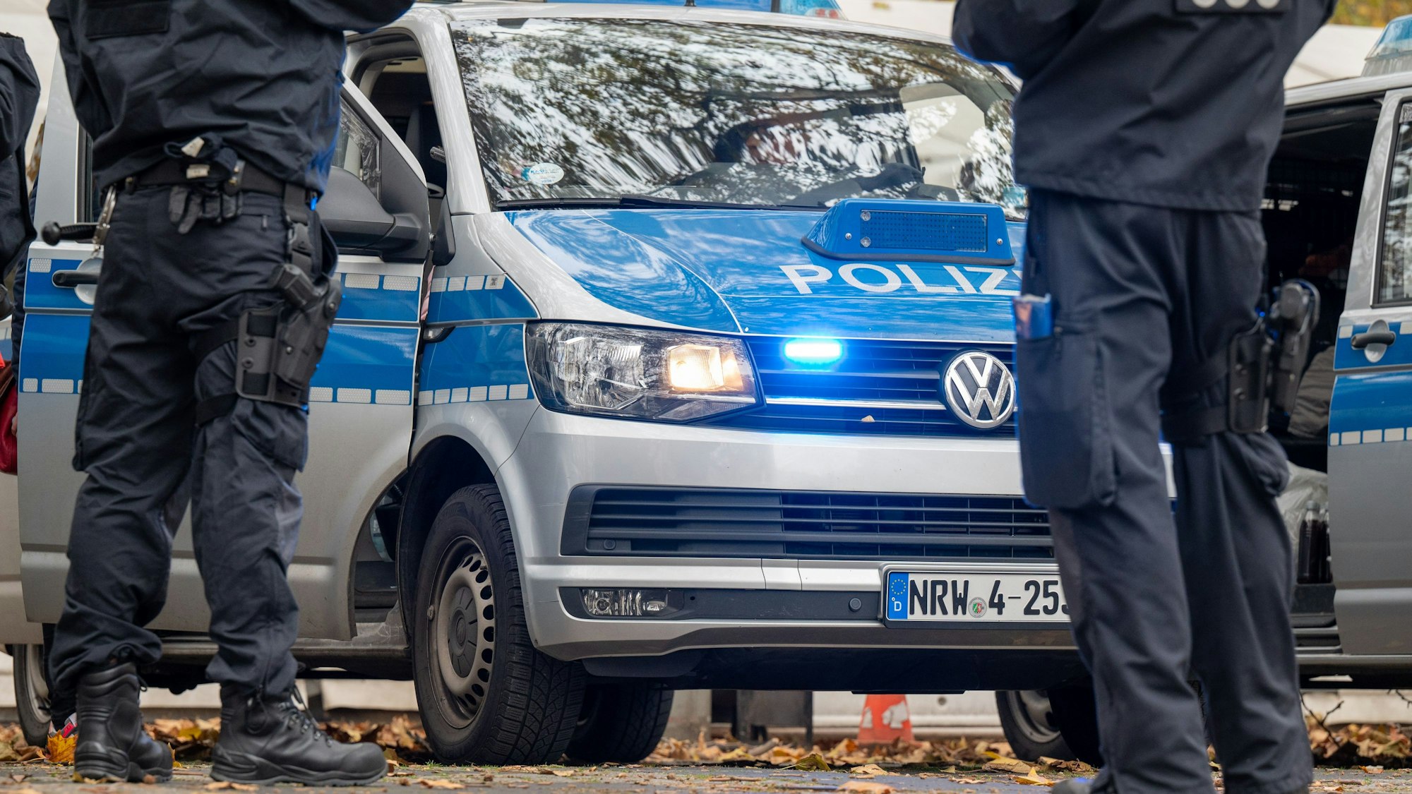 Polizisten und Einsatzfahrzeuge der Polizei.