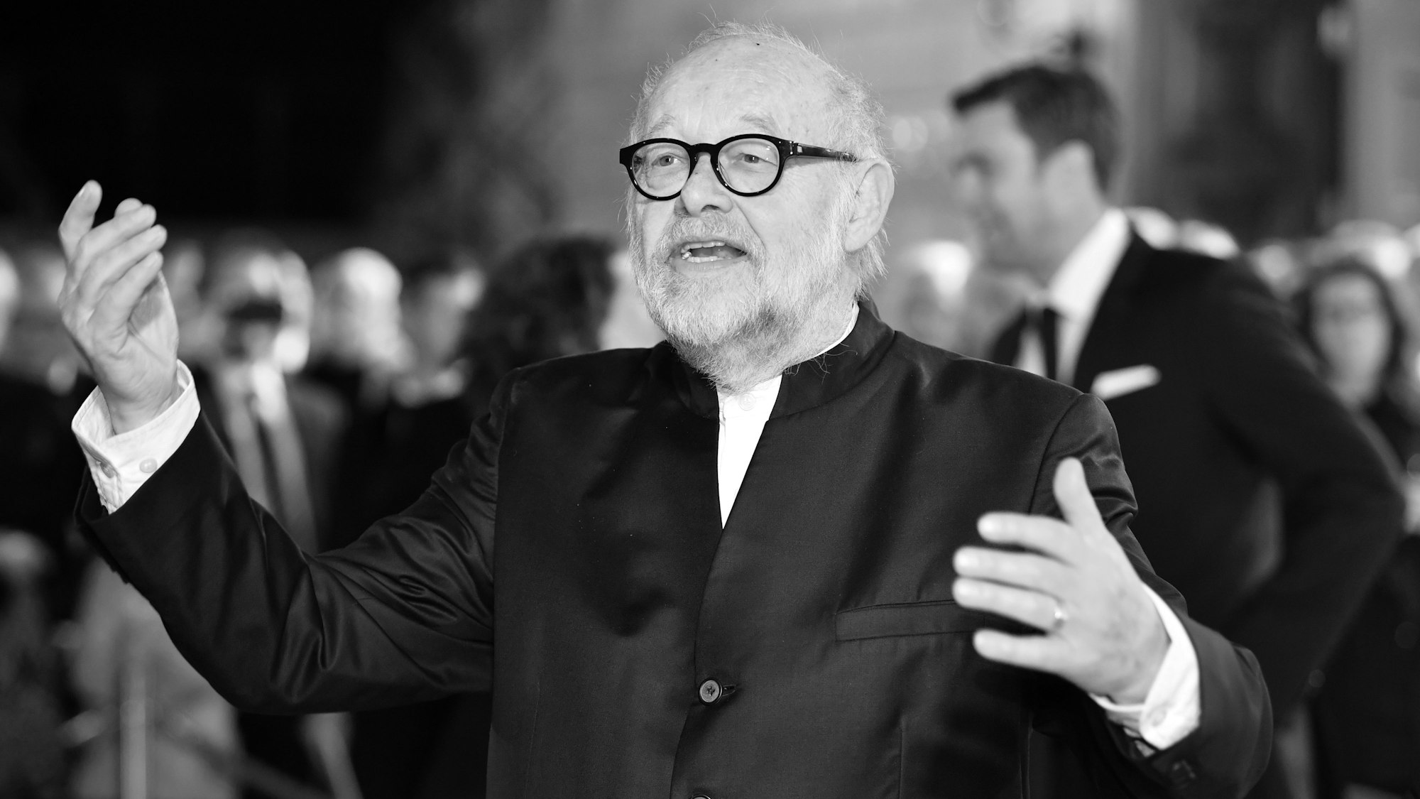 Jürgen Flimm gegrüßt Gäste.