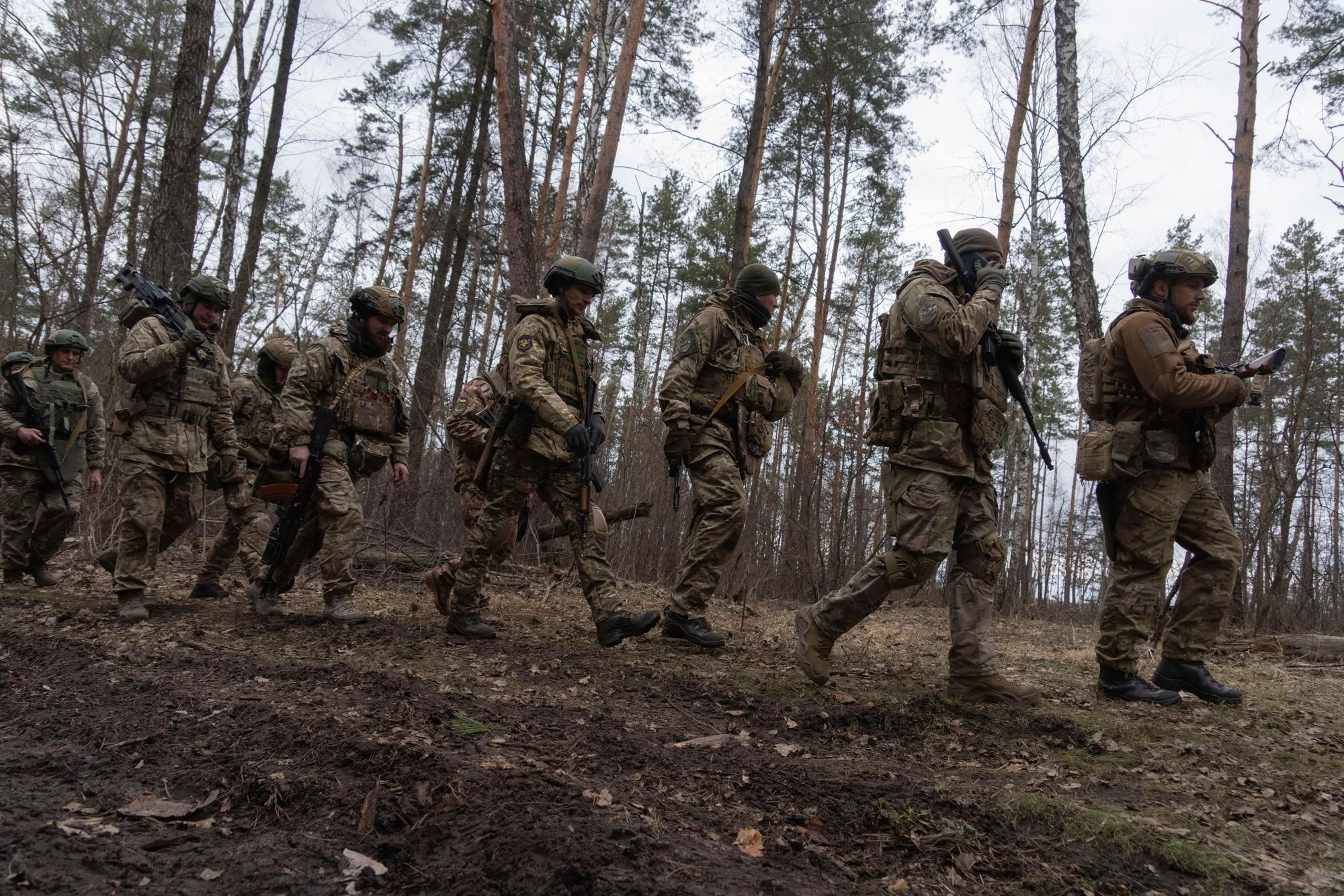 Ukrainische Soldaten nehmen an einer militärischen Übung teil.