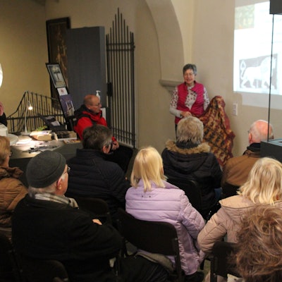 Dr. Andrea Korte-Böger bei einem Vortrag in der Schatzkammer St. Servatius mit wertvollem Tuche.
