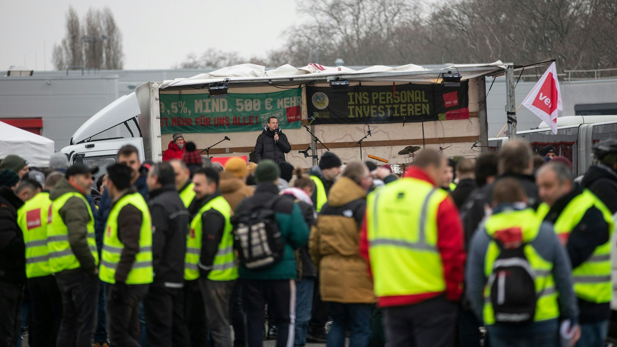 In gelben Warnwesten demonstrieren die Beschäftigten der KVB auf dem KVB-Betriebshof.