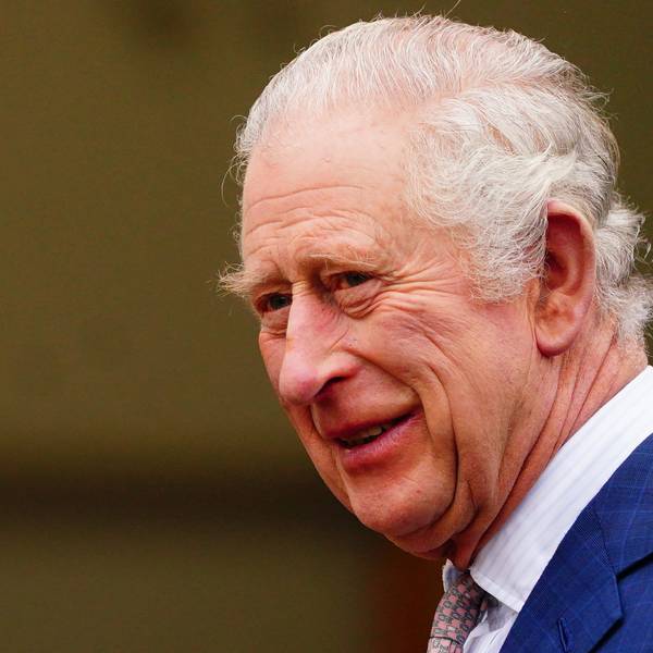 König Charles III. lächelt bei einem Termin. Bald kommt er nach Deutschland.