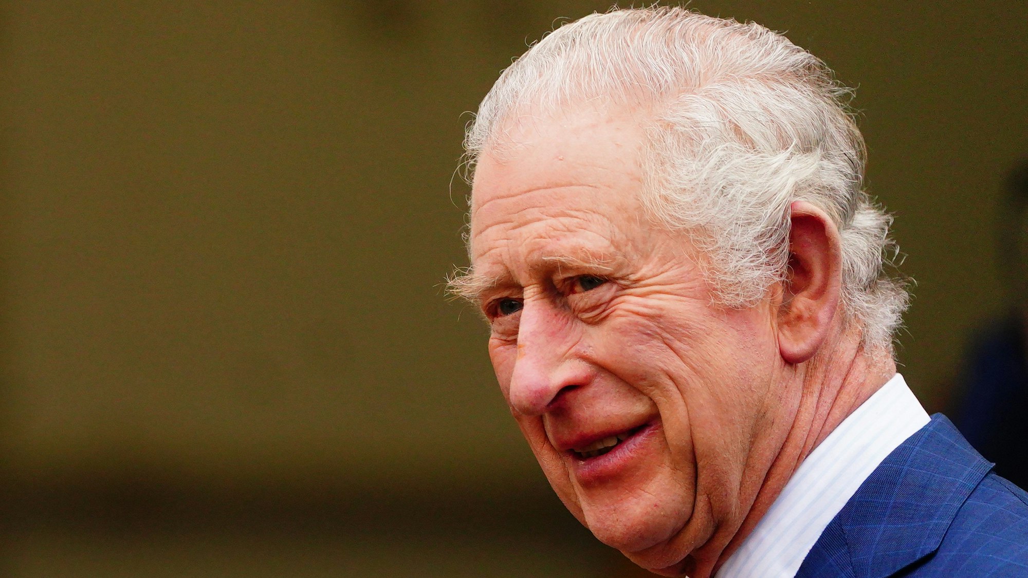 König Charles III. lächelt bei einem Termin. Bald kommt er nach Deutschland.