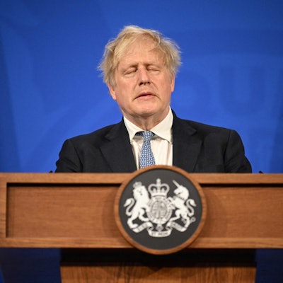 Boris Johnson mit geschlossenen Augen bei einer Pressekonferenz.