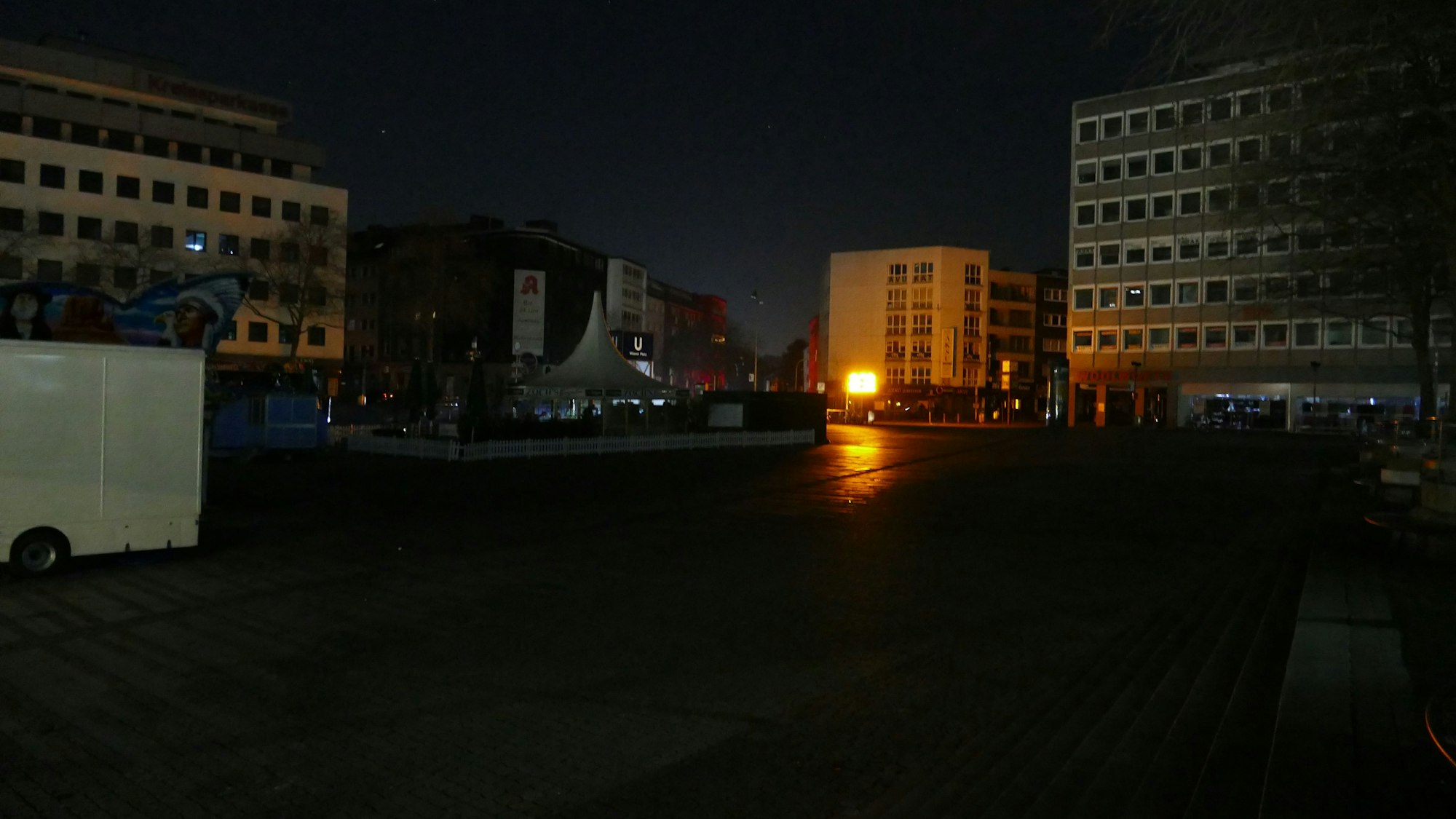 Teile des Stadtteils Köln-Mülheim liegen nach einem Stromausfall im Dunkeln