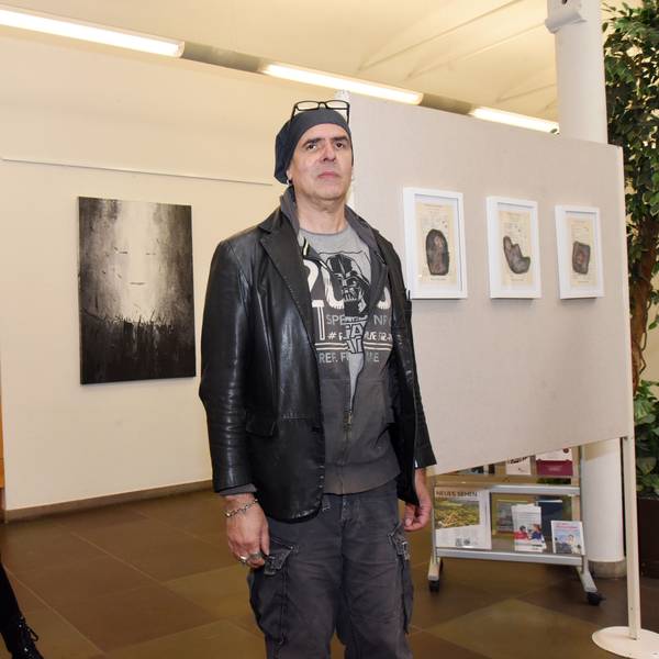 Die Künstler Manuele Klein und Detlev Weigand in ihrer Ausstellung im Foyer des Rathauses von Engelskirchen.