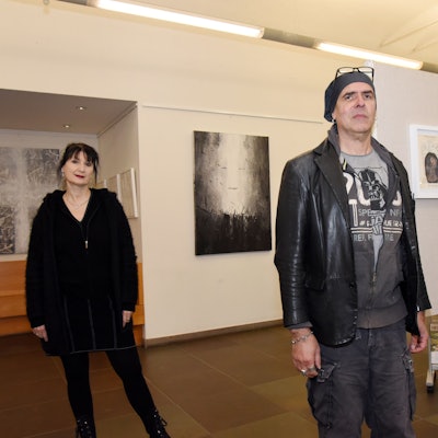Die Künstler Manuele Klein und Detlev Weigand in ihrer Ausstellung im Foyer des Rathauses von Engelskirchen.