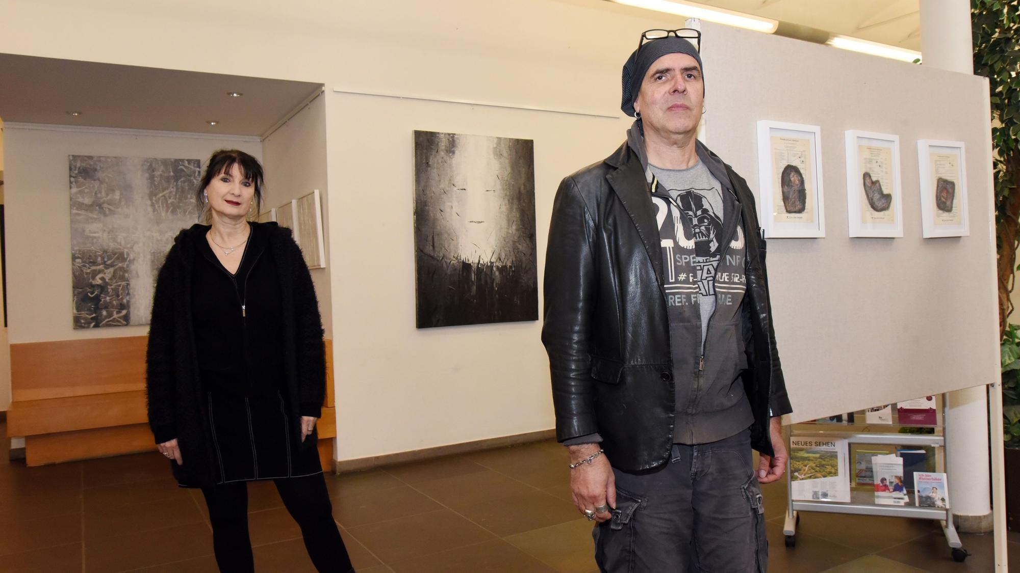Die Künstler Manuele Klein und Detlev Weigand in ihrer Ausstellung im Foyer des Rathauses von Engelskirchen.