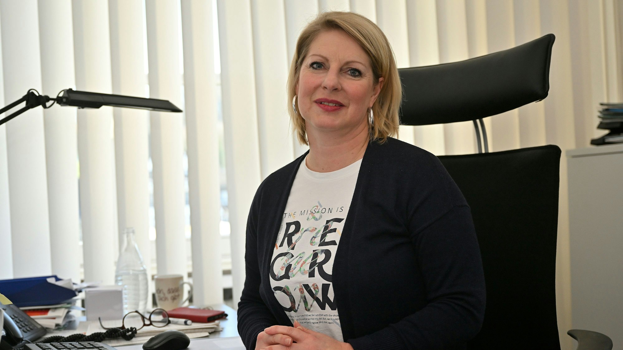 Claudia Kruse, Wirtschaftsförderin in Odenthal, sitzt an ihrem Schreibtisch.