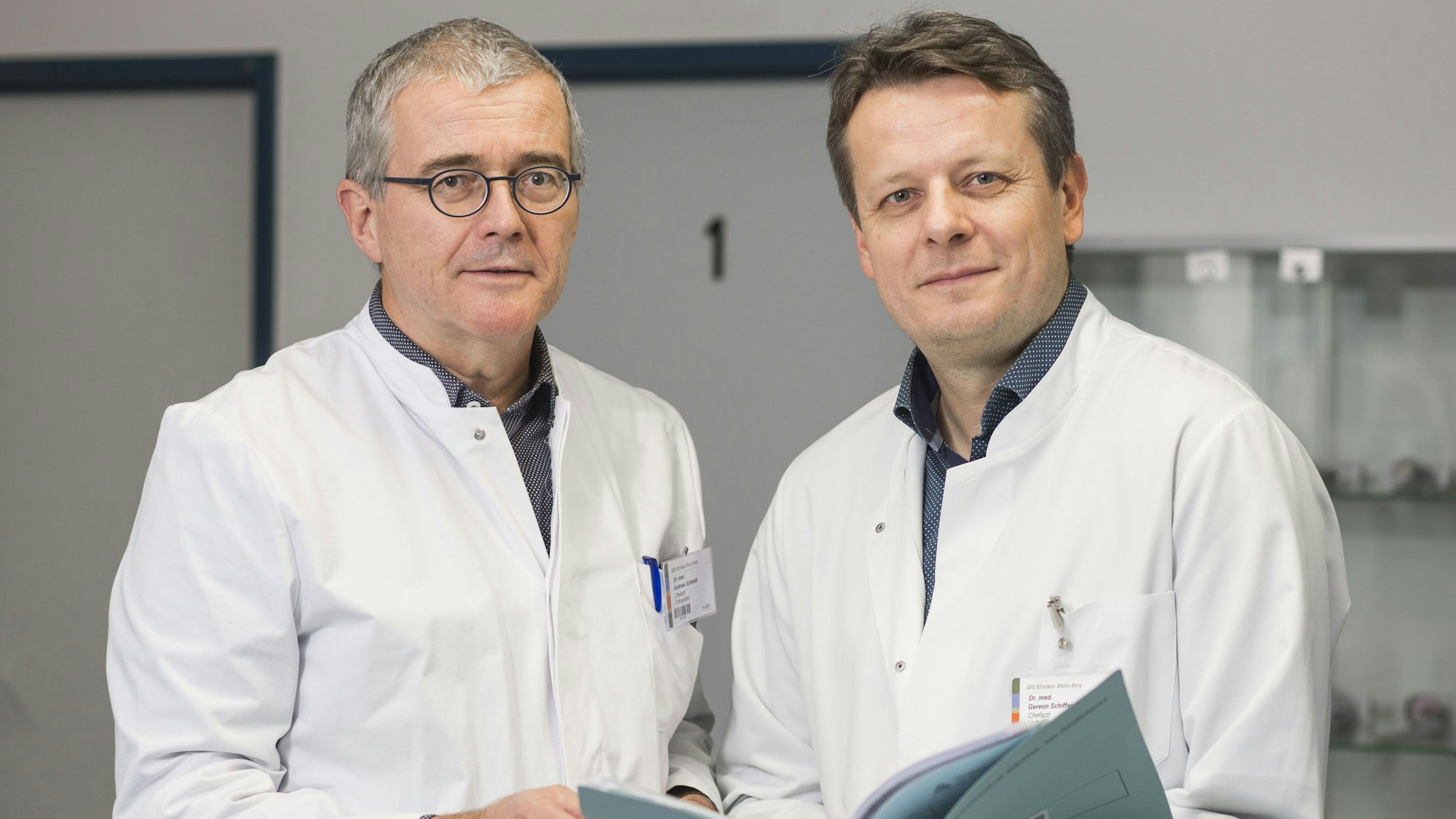 Zwei Ärzte schauen in eine Akte.