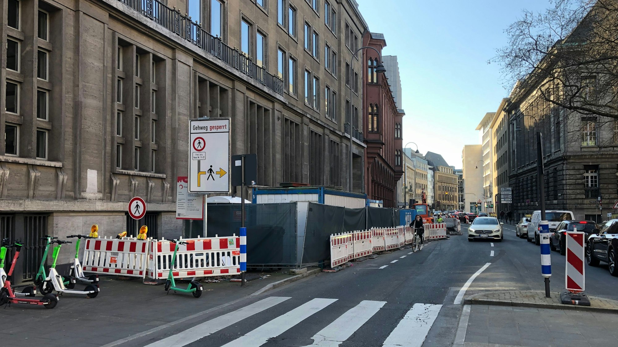 01.03.2023 Baustelle der Rheinenergie Unter Sachsenhausen. Hier wird seit September 2021 an Fernwärmeleitungen gearbeitet.