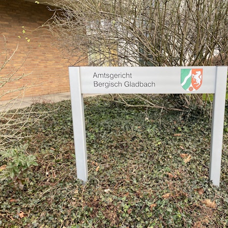 Auf einem Schild stet „Amtsgericht Bergisch Gladbach“.