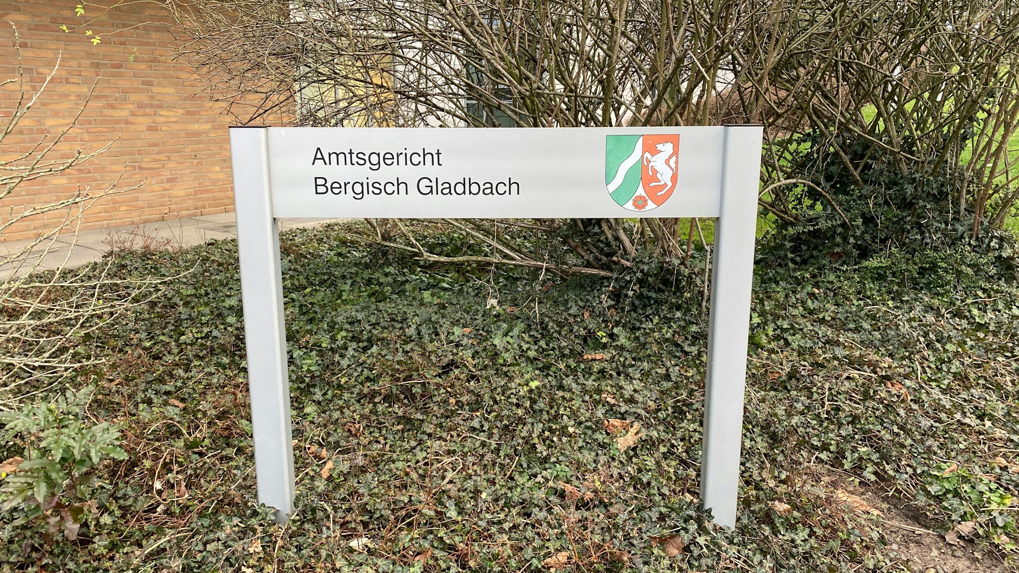 Ein Schild vor dem Amtsgericht Bergisch Gladbach.