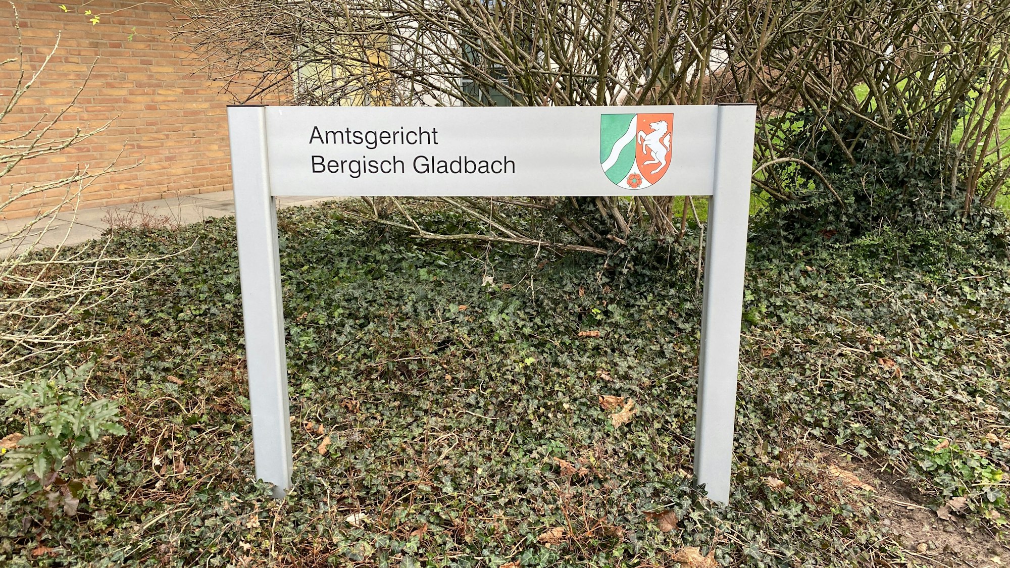 Auf einem Schild steht „Amtsgericht Bergisch Gladbach“.