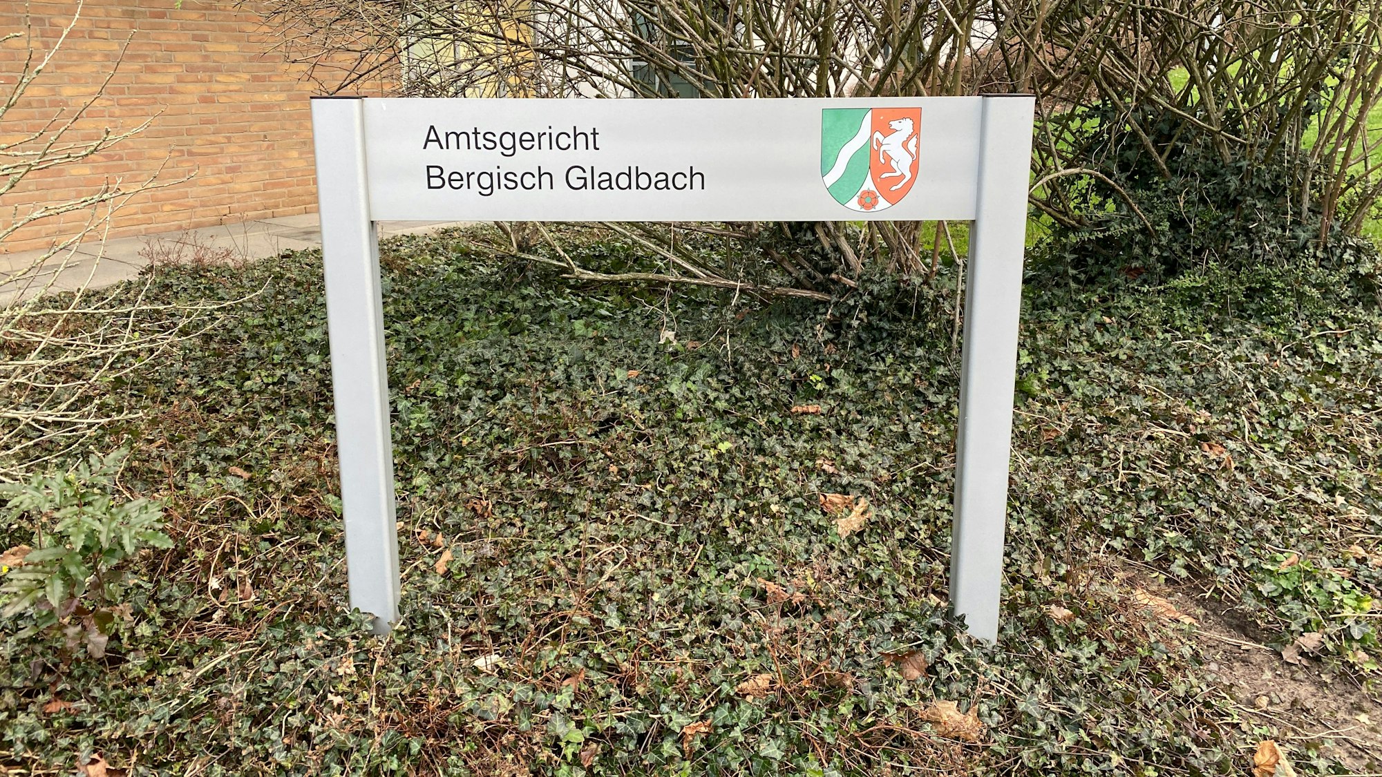 Auf einem Schild stet „Amtsgericht Bergisch Gladbach“.