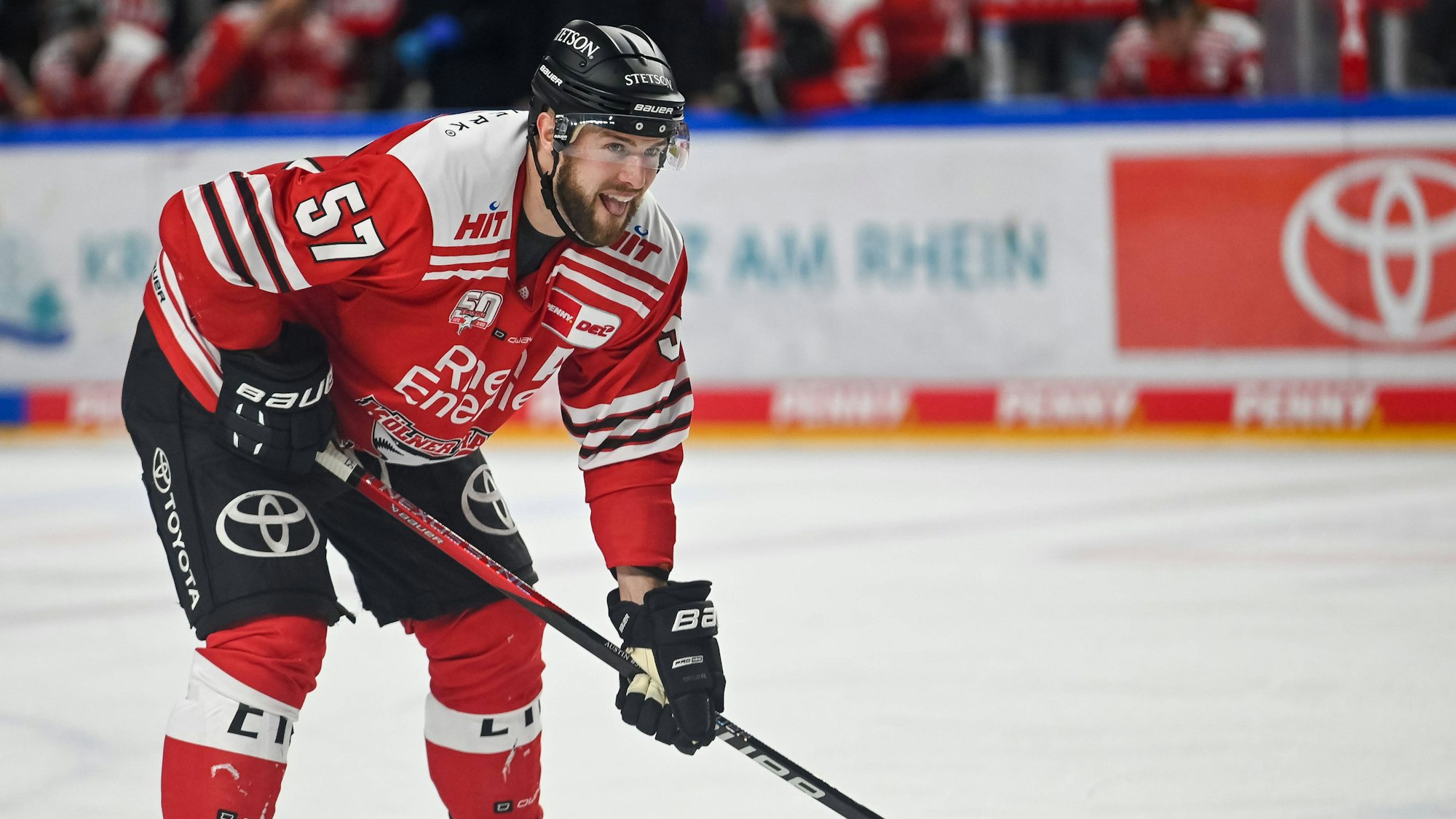 Brady Austin steht auf dem Eis mit dem Schläger in der Hand.