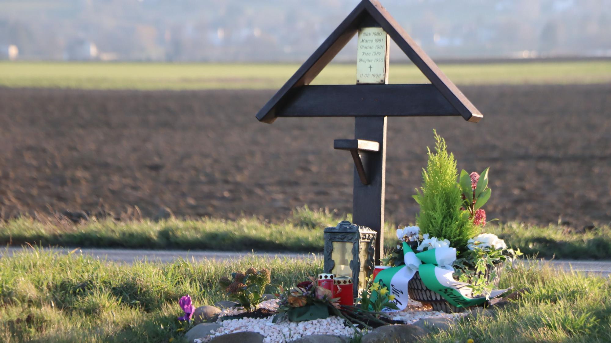 An der Gedenkstätte am Sechtemer Weg haben Mitglieder der Salia am 1. März Blumen hingestellt und Lichter angezündet. Dirk, Florian, Marco und Riza – wir werden Euch nie vergessen, schreibt der Verein auf seiner Homepage. Am 11. Februar 1998 waren sie dort ums Leben gekommen.