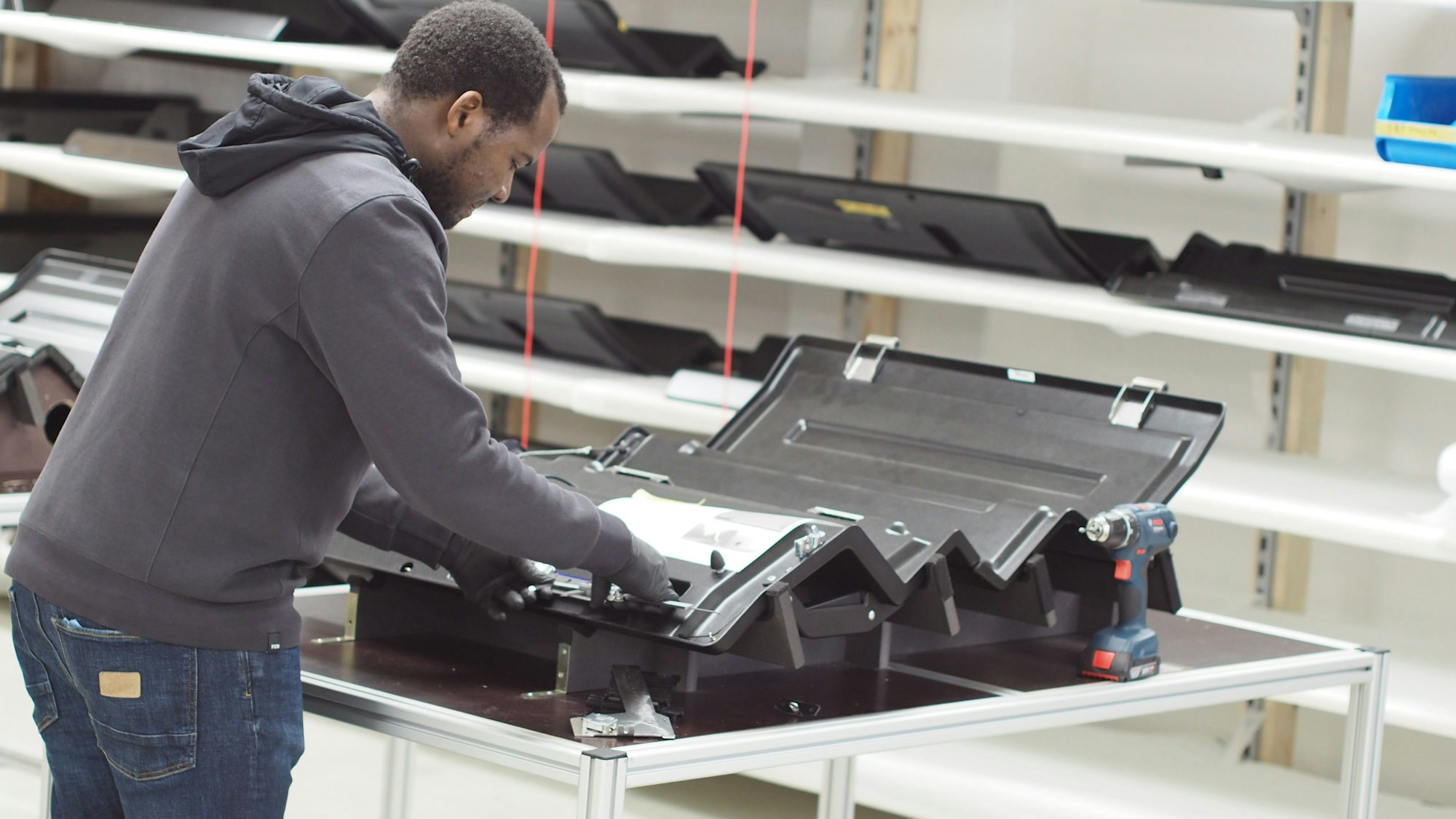 Ein Mann fertigt das patentierte System.