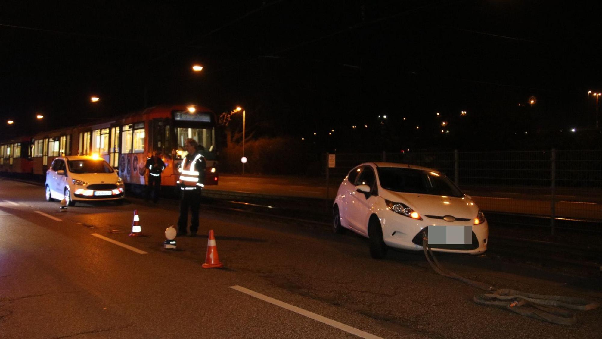 Der Kleinwagen im Gleisbett nahe der Kölnmesse blockierte die KVB-Linien 3 und 4.