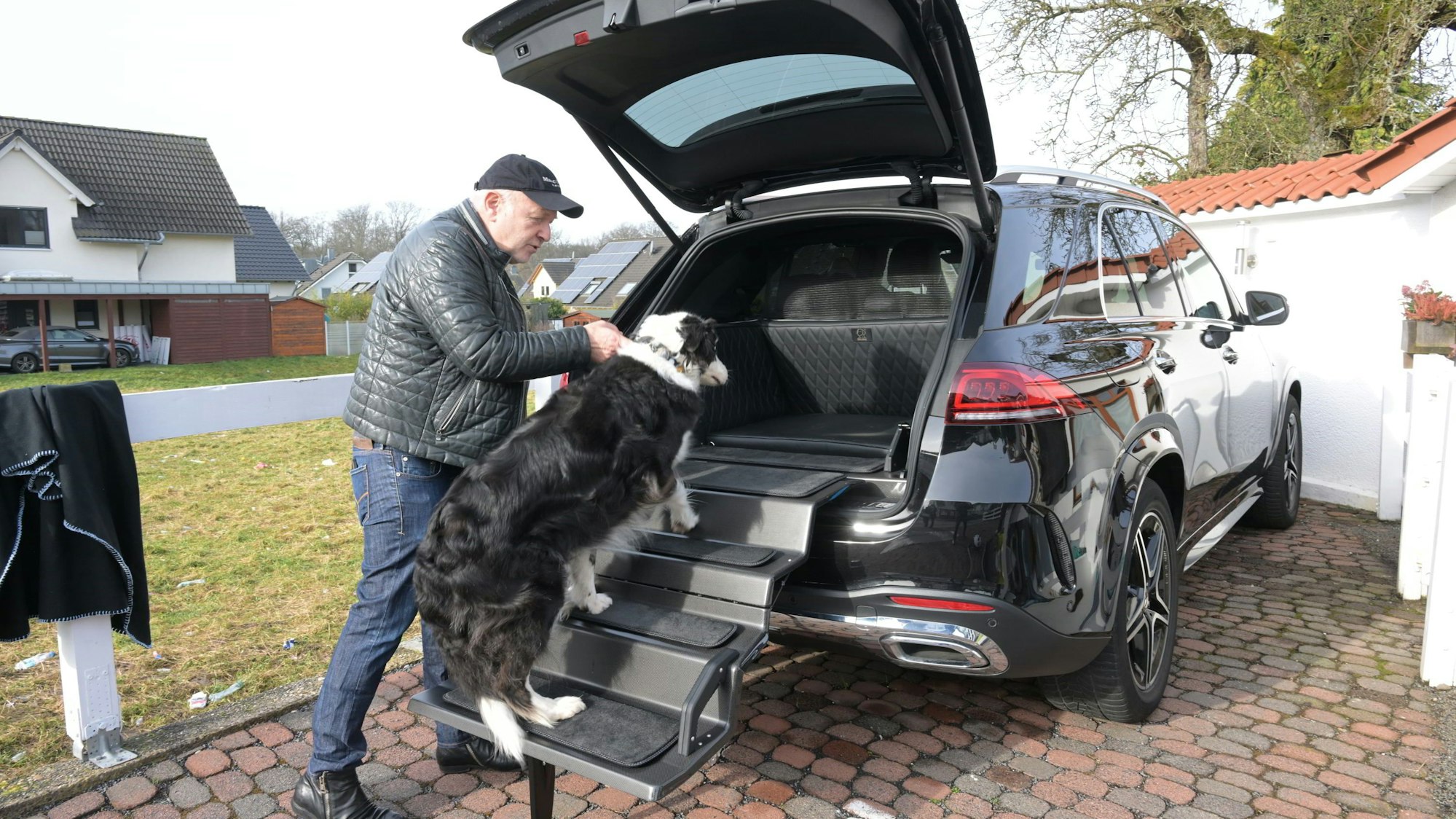Karl-Heinz Kamlage mit Testhund Otto, der die Treppe gelassen nimmt.