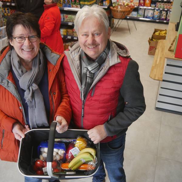 Zufriedene Kunden in einem Landmarkt.