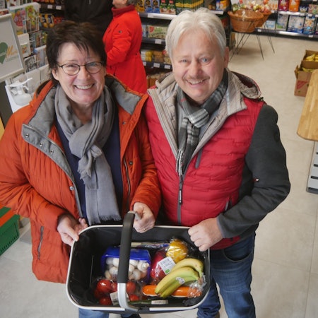 Zufriedene Kunden in einem Landmarkt.