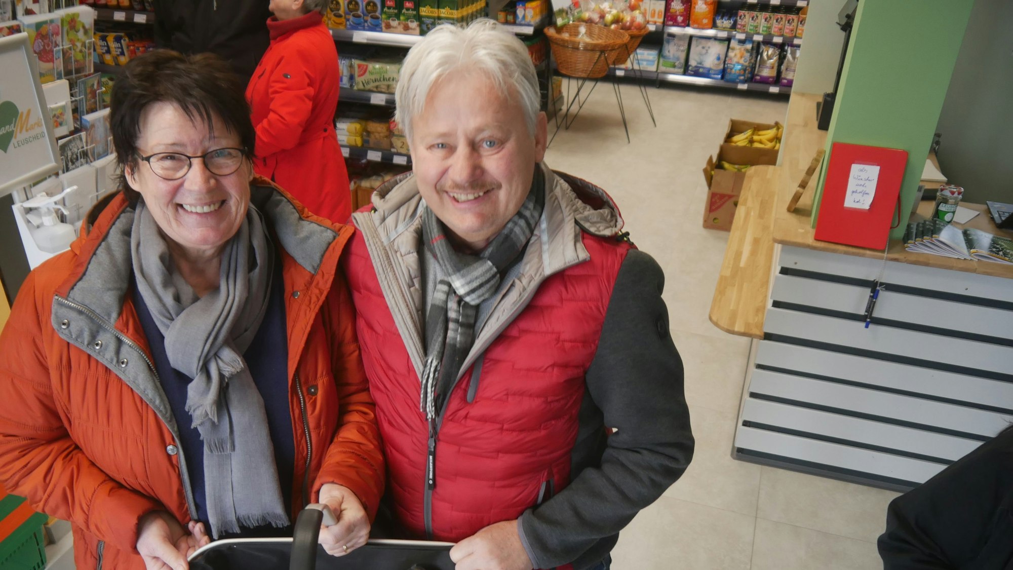 Zufriedene Kunden in einem Landmarkt.