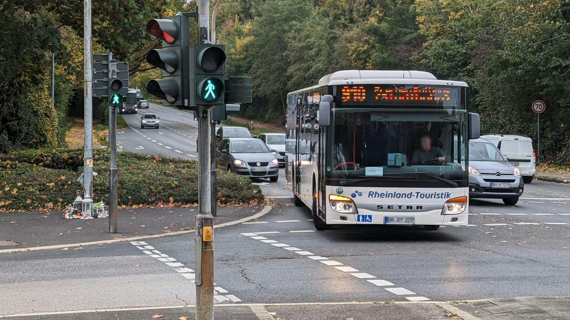 Das Foto zeigt die Ampel an der Kreuzung Frechener Straße, Sudetenstraße und Hermülheimer Straße in Hürth. Ein Bus biegt ab, gleichzeitig haben die Fußgänger ebenfalls Grün.