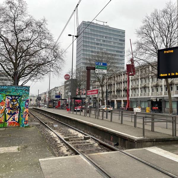 Die KVB-Haltestelle Barbarossaplatz. Eine leere Anzeigetafel und ein leeres Gleis.