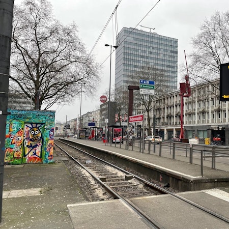 Die KVB-Haltestelle Barbarossaplatz. Eine leere Anzeigetafel und ein leeres Gleis.