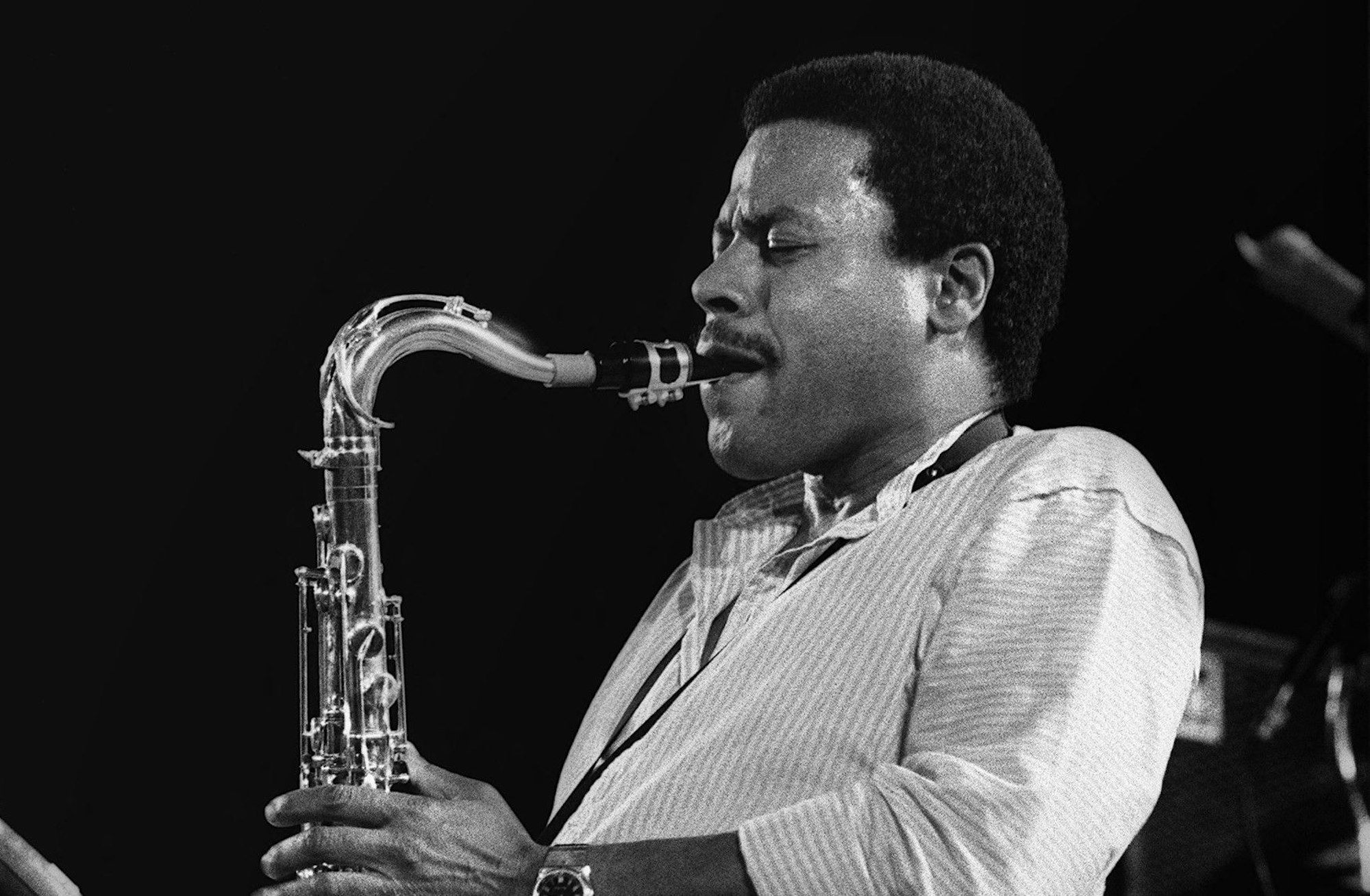 Wayne Shorter mit Saxofon.