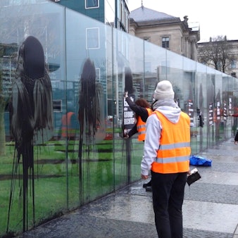 Klimaaktivisten der „Letzten Generation “beschmieren und plakatieren die gläserne Grundgesetz-Skulptur am Bundestag.