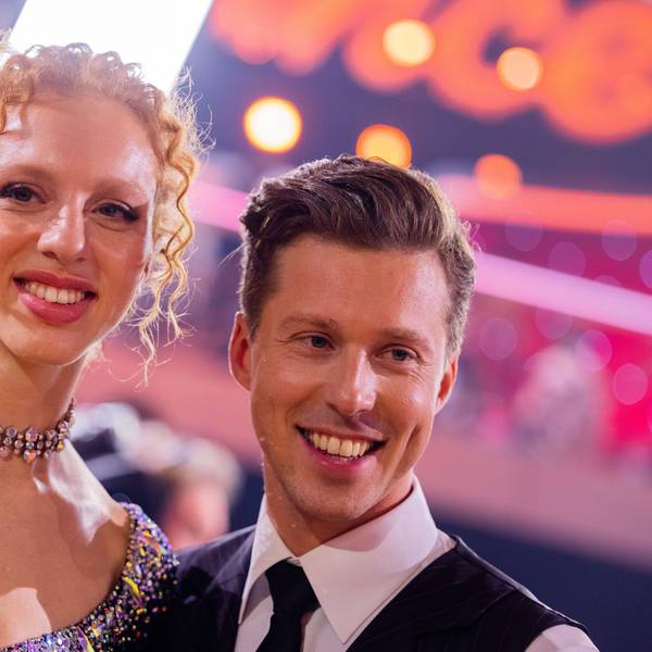 Anna Ermakova (l.) und Profiänzer Valentin Lusin