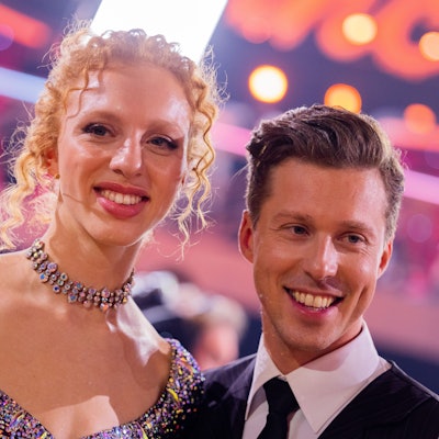 Anna Ermakova (l.) und Profiänzer Valentin Lusin